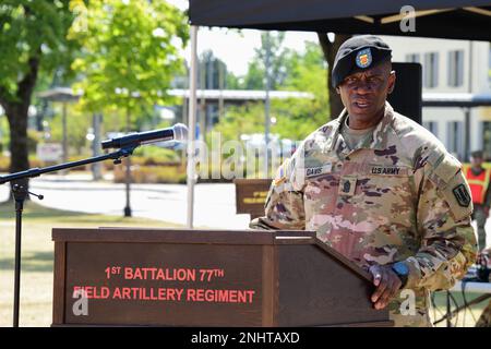 Il comando Sgt. Major Rufus Davis, il comando uscente Sergente maggiore del 1st Battaglione 77th Field Artillery Regiment, dà le sue osservazioni durante una cerimonia di cambiamento di responsabilità alla Torre Barracks, Grafenwoehr, Germania, 2 agosto 2022. Il comando Sgt. Maj. Rufus Davis cede la responsabilità di 1st Battaglione 77th Field Artillery Regiment al comando Sgt. Maj. Caleb Webster. Foto Stock