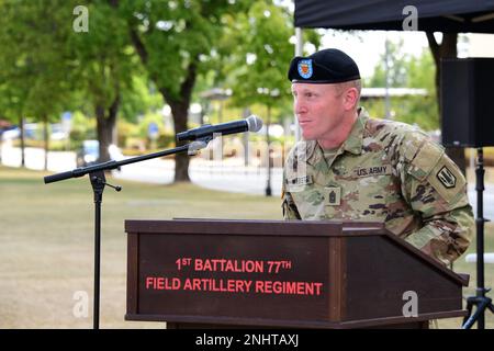 Il comando Sgt. Maj. Caleb Webster, il comandante in arrivo Sergente maggiore del 1st Battaglione 77th Field Artillery Regiment, dà le sue osservazioni durante una cerimonia di cambiamento di responsabilità alla Torre Barracks, Grafenwoehr, Germania, 2 agosto 2022. Il comando Sgt. Major Rufus Davis cede la responsabilità di 1st Battaglione 77th Field Artillery Regiment Field Artillery Regiment al comando Sgt. Major Caleb Webster. Foto Stock