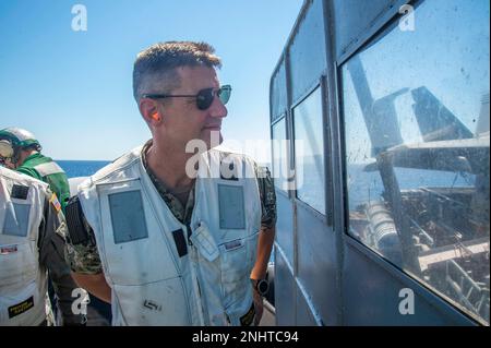 220802-N-BP862-1287 MEDITERRANEO (2 agosto 2022) posteriore ADM. Ollie Lewis, direttore delle operazioni marittime, Stati Uniti La forza navale Europa-Africa osserva le operazioni di volo sulla piattaforma ufficiale del segnale di atterraggio a bordo della portaerei di classe Nimitz USS Harry S. Truman (CVN 75) durante una visita programmata, il 2 agosto 2022. Il gruppo Harry S. Truman Carrier Strike Group è in fase di implementazione pianificata negli Stati Uniti Naval Forces Europe area of Operations, impiegato dagli Stati Uniti Sesta flotta per difendere gli interessi degli Stati Uniti, alleati e partner. Foto Stock