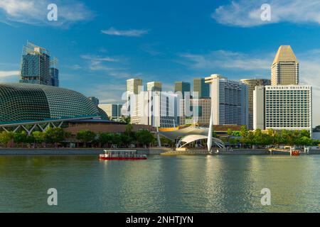 L'Esplanade Precinct di Marina Bay a Singapore, che include il luogo per concerti a cupola 'Theatres on the Bay'. Foto Stock