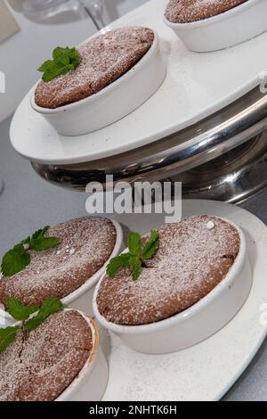 Caldo fresco Gruppo di soufflés al cioccolato Foto Stock