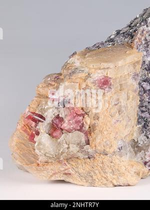 Spodumene di minerale di litio, lepidolite di mica di litio e cristalli rossi di elbaite dalla cava di litio di Haapaluoma in Finlandia Foto Stock