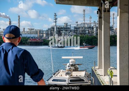 Il capitano Jason Smith, comandante, settore della Guardia Costiera Houston-Galveston, testimoni una stazione della Guardia Costiera Houston 29-piedi Response Boat-piccolo equipaggio e una squadra di barca del Dipartimento di polizia di Houston eseguire una dimostrazione tattica di applicazione della legge sul canale di nave di Houston a Houston, Texas, 2 agosto 2022. Lo scopo della dimostrazione era quello di mostrare la stretta collaborazione tra la Guardia Costiera e i suoi partner di applicazione della legge marittima, sottolineando come insieme essi mantengano il più grande porto della nazione sicuro e sicuro. Foto Stock