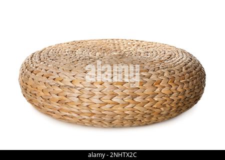 Un elegante pouf in vimini isolato su bianco Foto Stock