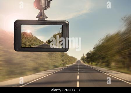 Moderna telecamera sul cruscotto montata in auto, vista della strada durante la guida Foto Stock