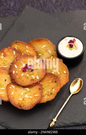 Succosi frittelle zuccherate i dolci anche chiamati Malpua, Pooa o Pua sono dolci tradizionali indiani Mithai bevuto, affondato, imbevuto o tuffato in formaggio di sciroppo di zucchero Foto Stock