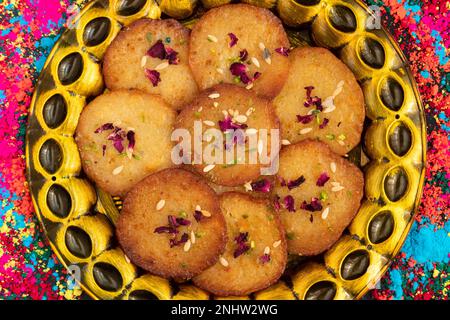 Succosi frittelle zuccherate i dolci anche chiamati Malpua, Pooa o Pua sono dolci tradizionali indiani Mithai bevuto, affondato, imbevuto o tuffato in formaggio di sciroppo di zucchero Foto Stock