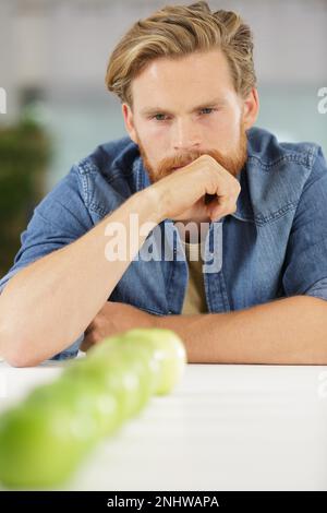 un uomo con cinque mele Foto Stock