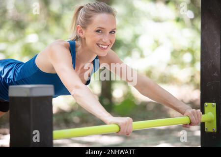 la ragazza si allena all'aperto nella palestra di strada Foto Stock