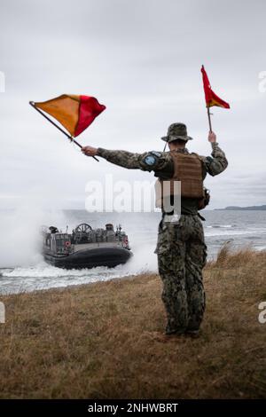 220825-N-TP544-1010 OCEANO ATLANTICO (25 agosto 2022) Landing Craft, Air Cushion 4, collegato all'unità 4 dell'Assault Craft, lanciato dalla nave d'assalto anfibio di classe Wasp USS Kearsarge (LHD 3), vola a riva a Kristianstad, Svezia, 26 agosto 2022. Il Kearsarge Amphhibious Ready Group e ha avviato 22nd Marine Expeditionary Unit, sotto il comando e il controllo della Task Force 61/2, è in programma uno schieramento negli Stati Uniti Naval Forces Europe area of Operations, impiegato dagli Stati Uniti Sesta flotta per difendere gli interessi degli Stati Uniti, alleati e partner. Foto Stock