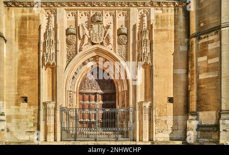 Scultura in pietra sulla parete esterna ovest della cappella fondata da Enrico VI al King's College, Università di Cambridge, Inghilterra. Foto Stock