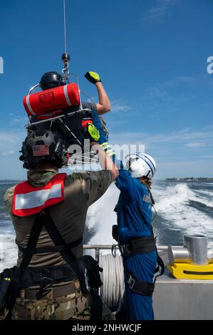 I membri del team di salvataggio degli ostaggi dell'FBI guidano l'ascesa del cestino di salvataggio durante la ricerca e l'addestramento di salvataggio dell'HRT dell'FBI nel porto di Charleston il 2 agosto 2022, a Charleston, South Carolina. La formazione HRT è stata sostenuta dalle agenzie marittime e di legge locali, mentre la priorità 1 Air Rescue è stata coinvolta nella formazione del personale dell'FBI per familiarizzare con le operazioni di salvataggio a bordo dell'elicottero H-60m Black Hawk. Foto Stock