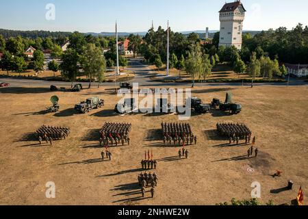 Il col. Wilbur W. Hsu e il personale si trovano di fronte alla Brigata dell'artiglieria del campo 41st sul campo 7th Army Training Command Parade Field, Grafenwoehr, Germania 3 agosto 2022. Hsu assunse il comando del FAB 41st dal Colonnello Daniel Miller in una cerimonia a Grafenwoehr, Germania. Foto Stock