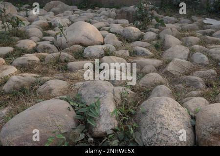 Cascata artificiale in pietra sul parco per turisti Foto Stock