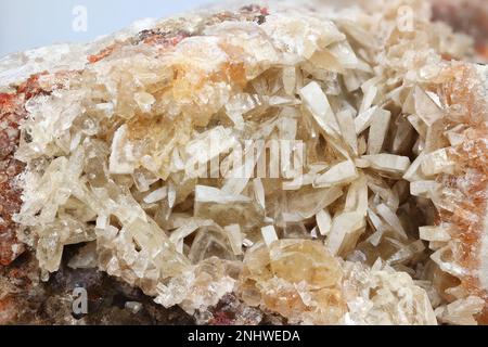 Barite, detta anche barite o barite, cristalli su una matrice di fluorite Foto Stock