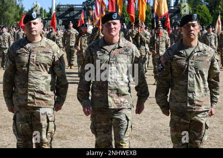 Da sinistra a destra: USA Daniel Miller, comandante uscente della Brigata dell'artiglieria di campo 41st (41st FAB), Brig. Il generale Joseph Hilbert, comandante del 7th° comando di addestramento dell'esercito (7ATC) e il col. Wilbur Hsu, comandante entrante del 41st° FAB, si trovano di fronte alla formazione durante una cerimonia di cambio di comando presso la 7ATC's Grafenwoehr Training Area, Germania, 3 agosto 2022. Il col. Daniel Miller cede il comando al col. Wilbur Hsu. Foto Stock