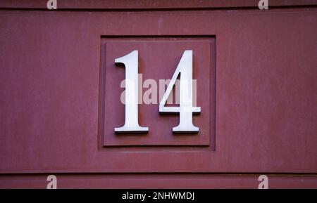 Dettaglio del numero pari di informazioni su una facciata in città, indirizzo Foto Stock