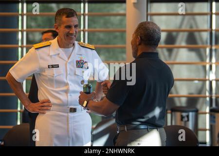 Posteriore ADM. Carlos Sardiello, comandante, Carrier Strike Group 1, si mescolano con altri partecipanti durante un ricevimento al Municipio durante la Fleet Week, 3 agosto 2022. Fleet Week Seattle è una celebrazione onorata del tempo dei servizi marittimi e offre ai cittadini di Washington l'opportunità di incontrare marinai, Marines e Coast Guardsmen, oltre a testimoniare in prima persona le ultime capacità dei servizi marittimi odierni. Foto Stock