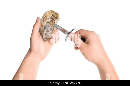 Uomo di apertura ostrica con coltello su sfondo bianco, primo piano Foto Stock