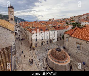 Editoriale: DUBROVNIK, DALMAZIA, CROAZIA, 25 SETTEMBRE 2022 - guardando verso lo Stradun, la strada principale di Dubrovnik visto dalla porta pile Foto Stock