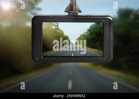 Moderna telecamera sul cruscotto montata in auto, vista della strada durante la guida Foto Stock