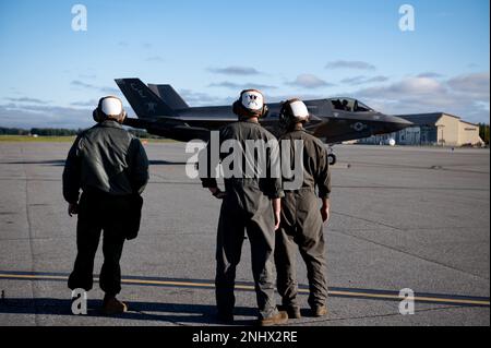 STATI UNITI Marine Corps i tecnici di ordnance assegnati a Marine Fighter Attack Squadron 225 guardare come un F-35B Lightning II taxi durante LA BANDIERA ROSSA Alaska 22-3 presso Eielson Air Force base, Alaska, 3 agosto 2022. RF-A è un evento formativo di prim'ordine per le unità congiunte per rafforzare l'interoperabilità e al tempo stesso perfezionare le abilità di combattimento per fornire alle forze congiunte l'opportunità di esercitare le capacità di combattimento attraverso tattiche, tecniche e procedure condivise in un ambiente simulato in tempo di guerra. Foto Stock