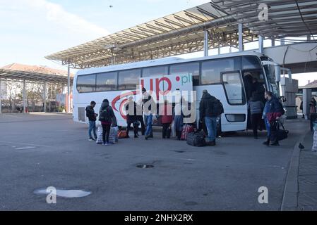 I passeggeri che saliscono sugli autobus a lunga distanza alla stazione centrale degli autobus di Sofia, Bulgaria Foto Stock