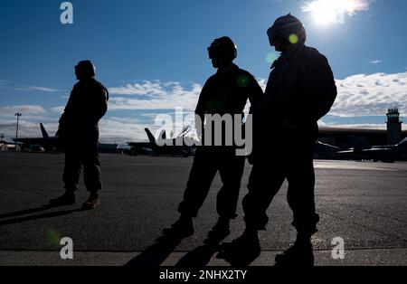 STATI UNITI I tecnici di ordigno del corpo marino assegnati a Marine Fighter Attack Squadron 225 aspettano che un F-35B Lightning II decolli durante LA BANDIERA ROSSA-Alaska 22-3 alla base dell'aeronautica di Eielson, Alaska, 3 agosto 2022. RF-A è un evento formativo di prim'ordine per le unità congiunte per rafforzare l'interoperabilità e al tempo stesso perfezionare le abilità di combattimento per fornire alle forze congiunte l'opportunità di esercitare le capacità di combattimento attraverso tattiche, tecniche e procedure condivise in un ambiente simulato in tempo di guerra. Foto Stock