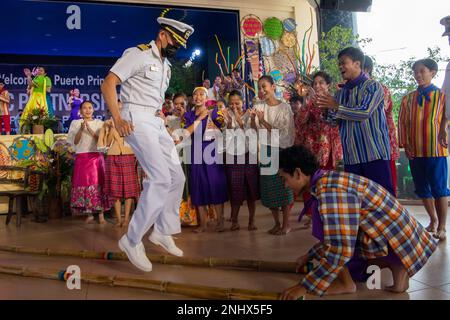 PUERTO PRINCESA, Filippine (3 agosto 2022) – il comandante della missione Hank Kim, Pacific Partnership 2022 (PP22), esegue la tradizionale danza popolare filippina, Tinikling, con artisti culturali durante la cerimonia di apertura filippina del PP22 al Mendoza Park. Ora nel suo 17th° anno, Pacific Partnership è la più grande missione multinazionale annuale di assistenza umanitaria e di preparazione alle catastrofi condotta nell'Indo-Pacifico. Foto Stock