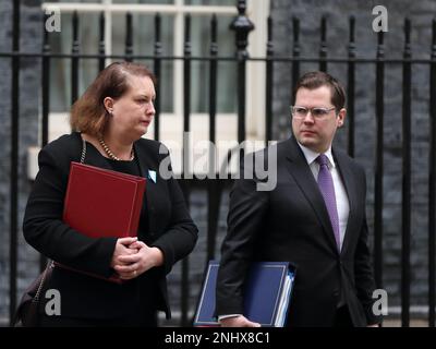 Downing Street, Londra, Regno Unito. 21st febbraio 2023. Victoria Prentis, Procuratore Generale, Robert Jenrick, Ministro di Stato (Ministro per l'immigrazione) in casa lasciare dopo la riunione settimanale del Gabinetto al n. 10 Downing Street. Foto Stock