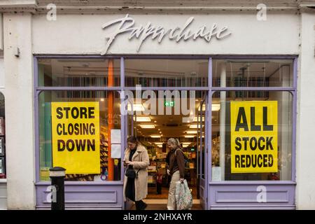 Febbraio 2023 - il negozio Paperchase su Peascod Street a Windsor sta chiudendo e vendendo tutte le scorte a causa della chiusura della catena. Foto Stock