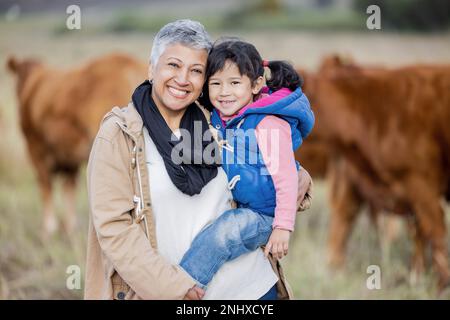 Legame, felice e ritratto di una nonna con bambino in una fattoria per esperienza agricola in Sudafrica. Natura, amore e donna anziana con una ragazza su Foto Stock