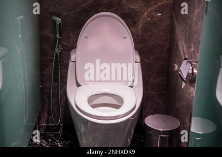 Bagno con ciotola bianca nel moderno bagno dell'hotel. Interno del gabinetto Foto Stock
