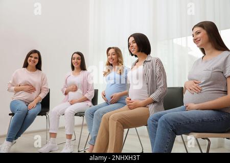 Gruppo di donne incinte ai corsi per le donne in attesa all'interno Foto Stock