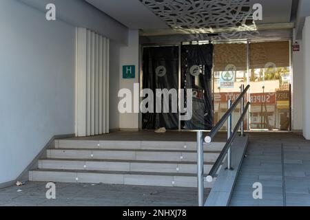 SA Coma, Spagna; febbraio 17 2023: Ingresso principale dell'hotel THB SA Coma Platja chiuso, una mattina di sole. Isola di Mallorca, Spagna Foto Stock