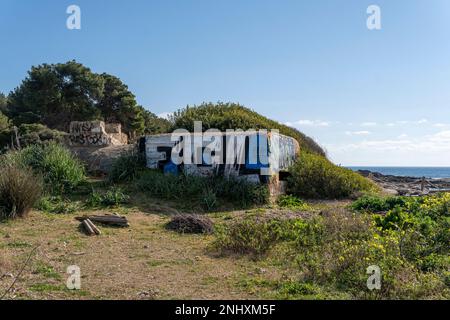 SA Coma, Spagna; febbraio 17 2023: Ex bunker della guerra civile spagnola sulla spiaggia di SA Coma all'alba. Isola di Mallorca, Spagna Foto Stock