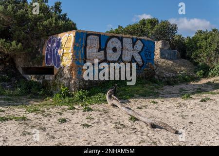 SA Coma, Spagna; febbraio 17 2023: Ex bunker della guerra civile spagnola sulla spiaggia di SA Coma all'alba. Isola di Mallorca, Spagna Foto Stock