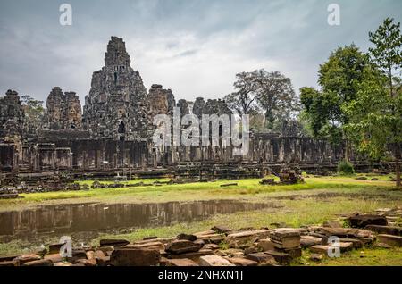 Una vista del lato del famoso Tempio di Bayon all'interno di Angkor Thom vicino Angkor Wat in Cambogia. Foto Stock