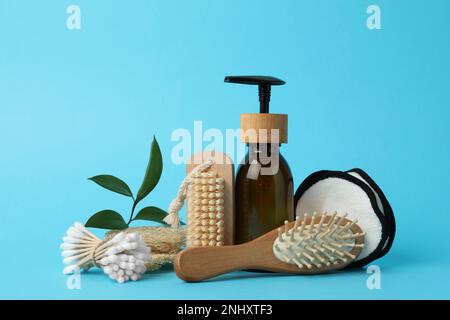 Composizione con prodotti ecologici su sfondo azzurro. Consumo consapevole Foto Stock