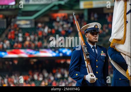 Chetty Officer 1st Class Cristofer Madrid, un yeoman della Coast Guard Air Station Houston, guida la guardia colore durante il gioco del National Anthem in una partita degli Houston Astros al Minute Maid Park di Houston, Texas, 3 agosto 2022. I membri della Guardia Costiera della Air Station Houston e del Sector Houston-Galveston sono stati invitati al gioco come parte del gioco di apprezzamento della Guardia Costiera degli Astros. Foto Stock