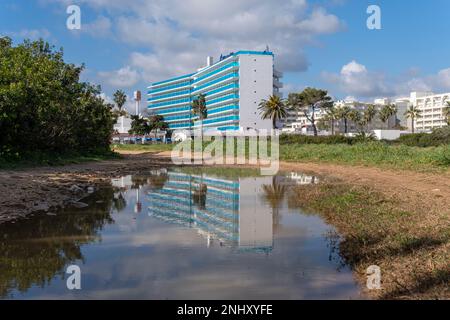 SA Coma, Spagna; febbraio 17 2023: Facciata principale dell'hotel THB SA Coma Platja, una mattina di sole. Isola di Mallorca, Spagna Foto Stock