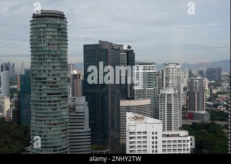 Kuala Lumpur, Malesia - 22 Febbraio 2023: Vista aerea panoramica del centro di Kuala Lumpur con il grattacielo più alto. Immagine del paesaggio urbano di Kuala Lumpur Foto Stock