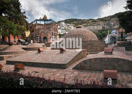 Vecchi Bagni di zolfo nel quartiere Abanotubani con legno balconi scolpiti nella Città Vecchia di Tbilisi, Georgia. Foto Stock