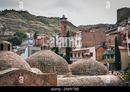 Vecchi Bagni di zolfo nel quartiere Abanotubani con legno balconi scolpiti nella Città Vecchia di Tbilisi, Georgia. Foto Stock