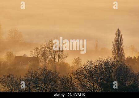 Le nebbie di Avalon che rotolano attraverso il paesaggio da Glastonbury Tor, Glastonbury, Somerset. Foto Stock