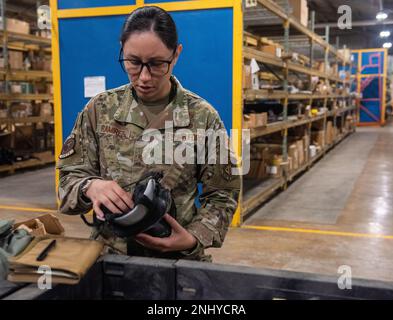 Personale Ingrid Ramirez, 8th Fighter Wing Safety Office NCOIC of Occupational Safety and Health, conduce un'ispezione alla base aerea di Kunsan, Repubblica di Corea, 3 agosto 2022. La 8th Fighter Wing Safety è in grado di eseguire ispezioni in loco senza preavviso sull'intera installazione per garantire che vengano rispettate le procedure di sicurezza appropriate. (Foto di Tech. SGT. Timothy Dischinat) Foto Stock