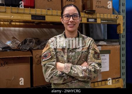 Staff Sgt. Ingrid Ramirez, 8th Fighter Wing Safety Office NCOIC of Occupational Safety and Health, pause durante un'ispezione presso la base aerea di Kunsan, Repubblica di Corea, 3 agosto 2022. L'ufficio sicurezza di Fighter Wing 8th è responsabile della protezione di oltre 4,5B dollari di risorse e di oltre 2.700 persone. (Foto di Tech. SGT. Timothy Dischinat) Foto Stock