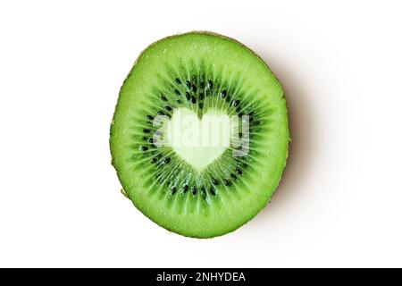 Kiwi a forma di cuore su sfondo bianco - kiwi è buono per la salute del cuore Foto Stock