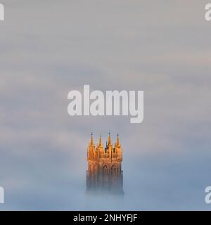 La chiesa di San Giovanni che scorre tra le nebbie di Glastonbury, Somerset Foto Stock