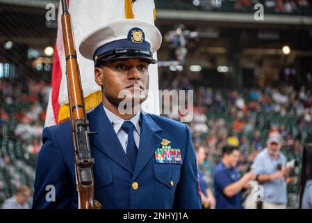 Chetty Officer 1st Class Cristofer Madrid, un yeoman della Coast Guard Air Station Houston, guida la guardia di colore prima di una partita degli Houston Astros al Minute Maid Park di Houston, Texas, 3 agosto 2022. Il personale di Astros ha invitato i membri della Guardia Costiera della Air Station Houston e del Sector Houston-Galveston al gioco come parte del gioco di apprezzamento della Guardia Costiera di Astros. Foto Stock